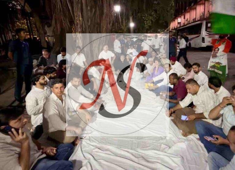 वोट चोरी के आरोप पर दिल्ली में विपक्ष का शक्ति प्रदर्शन, चुनाव आयोग की ओर मार्च कर रहे राहुल गांधी समेत कई नेता हिरासत में