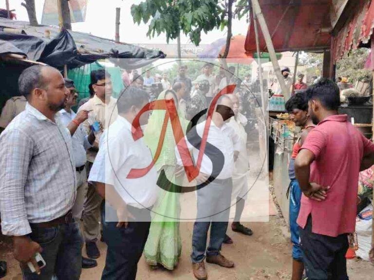 एम्स की चहारदीवारी के बाहर कचरे का ढेर, सीओ-बीडीओ ने दुकानदारों को लगाई फटकार