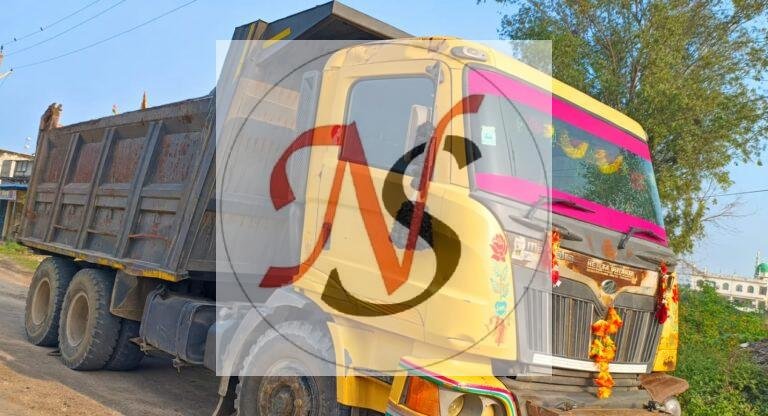 चौपारण में अवैध खनन पर प्रशासन का कड़ा रुख: सीओ ने गिट्टी लदा मिनी हाइवा जब्त कर पुलिस को सौंपा