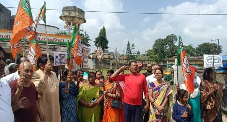 नारी शक्ति हुंकार आंदोलन: लोहरदगा में भाजपा ने कांग्रेस कार्यालय का किया घेराव