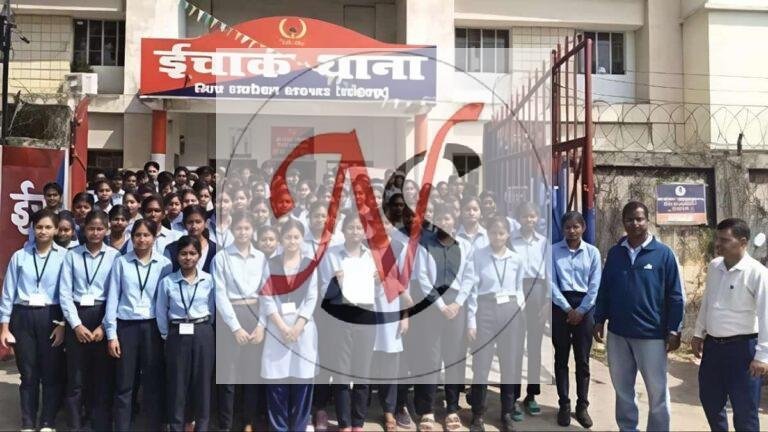 छात्राओं का थाने पर धावा: छेड़खानी से तंग आकर जीएम महाविद्यालय की छात्राओं ने सौंपा आवेदन