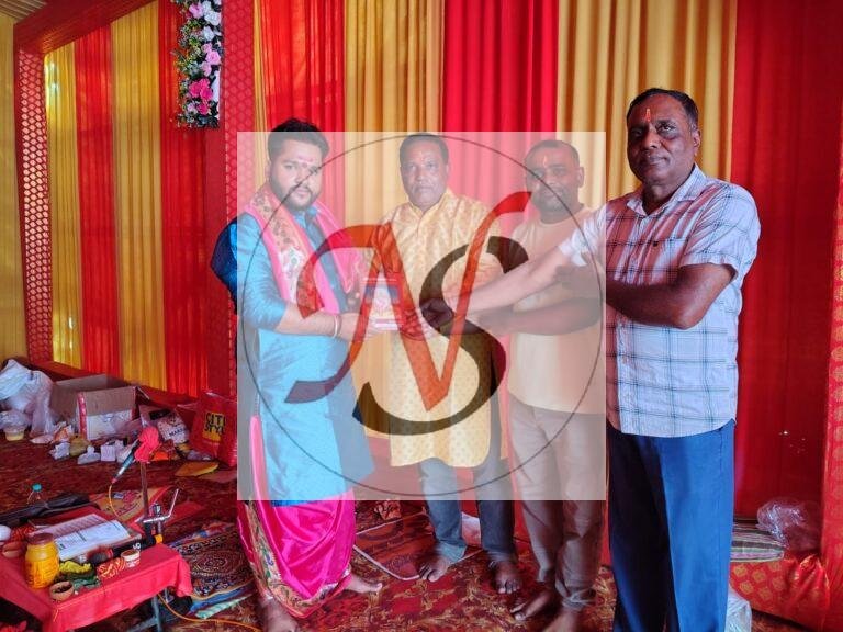 कुम्हार प्रजापति ट्रस्ट की अनूठी पहल, दुर्गा पूजा पंडालों में आचार्यों को भेंट की दुर्गा सप्तशती की पुस्तक