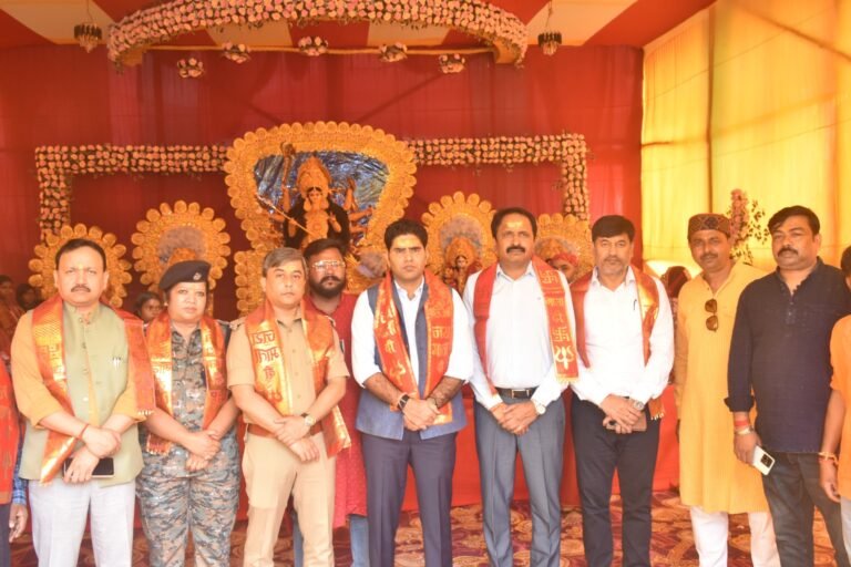 उपायुक्त ने पुलिस अधीक्षक एवं वरीय पदाधिकारियों के साथ किया दुर्गा पूजा पंडालों का निरीक्षण, सुरक्षा व्यवस्था सुदृढ़ करने के दिए निर्देश