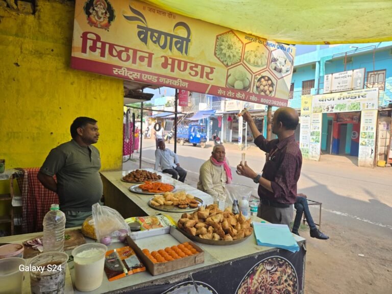 लोहरदगा के कैरो में खाद्य सुरक्षा विभाग की छापेमारी, लड्डू और जलेबी में मिला अखाद्य रंग