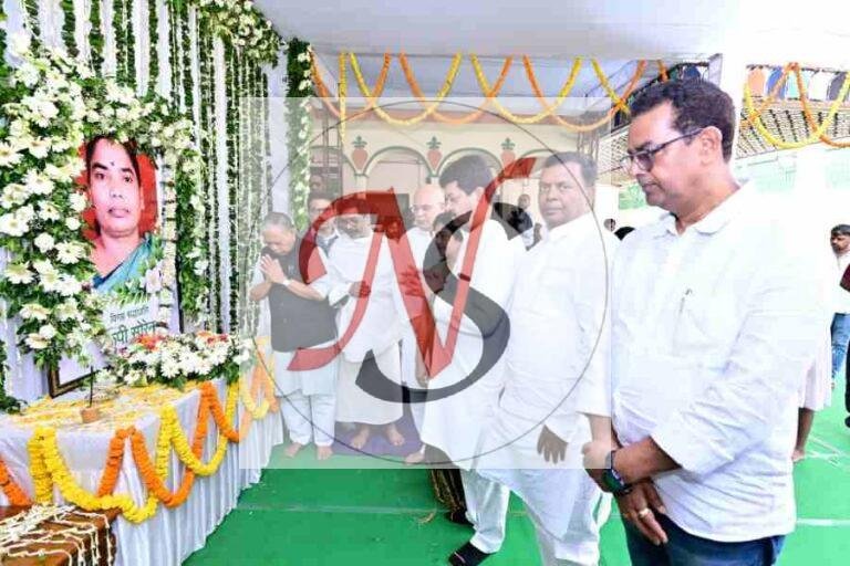रूपी सोरेन के निधन पर नेमरा पहुंचे देशभर के नेता, केंद्रीय मंत्री जी किशन रेड्डी, भूपेश बघेल और रघुवर दास ने सीएम हेमंत सोरेन को दी सांत्वना